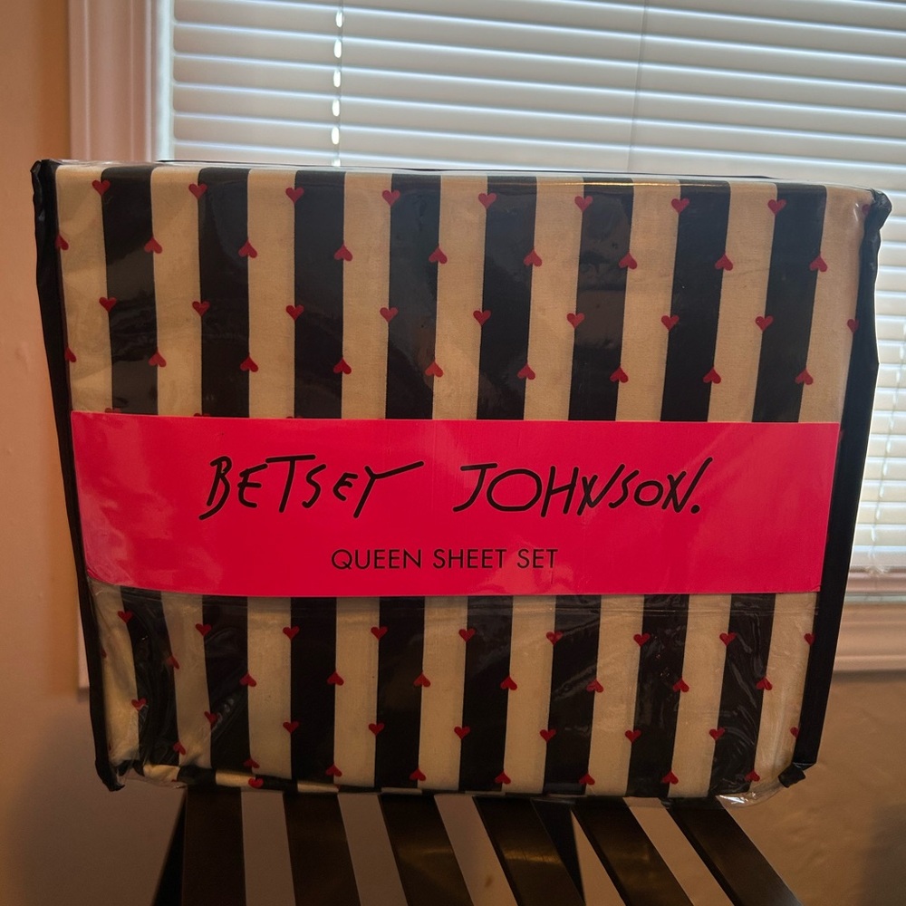 NWT Betsey Johnson Queen Microfiber 4-Pc. Sheet Set - Picture 3 of 4